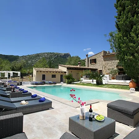 فيلة Country Lane Set In Hills