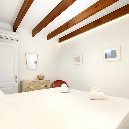 Country Lane Set In Hills * بويينسا