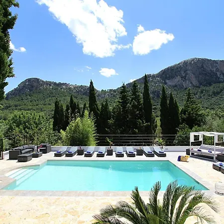 فيلة Country Lane Set In Hills