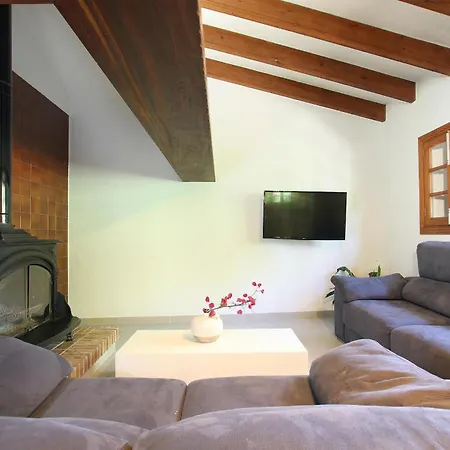 Country Lane Set In Hills Villa *