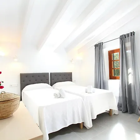 Villa Country Lane Set In Hills *