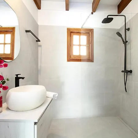 Villa Country Lane Set In Hills *