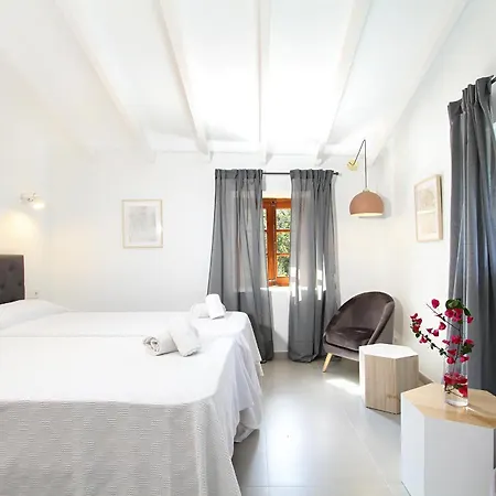 Country Lane Set In Hills Villa *